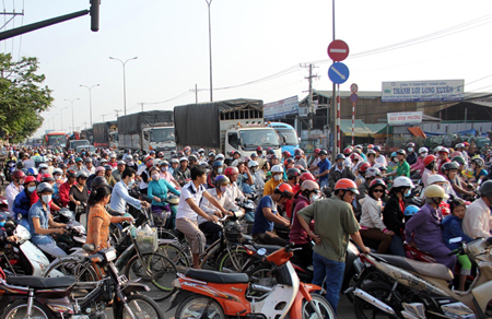 Xe khách đâm hàng loạt phương tiện dừng đèn đỏ ảnh 3